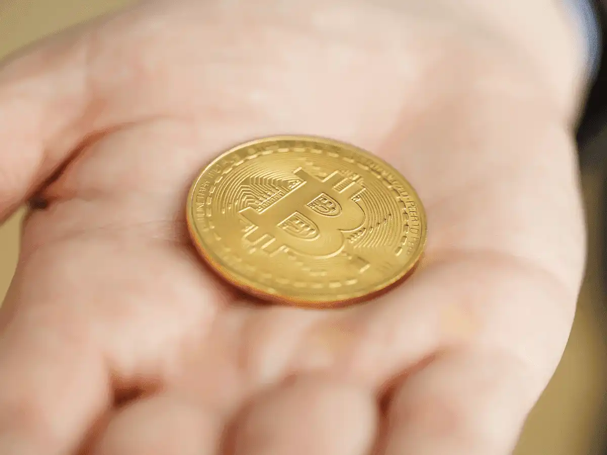 Bitcoin se defende apesar de comentários duros de autoridades